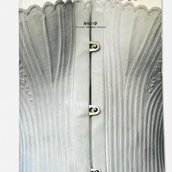 VISIONS OF THE BODY: FASHION OR INVISIBLE CORSET
